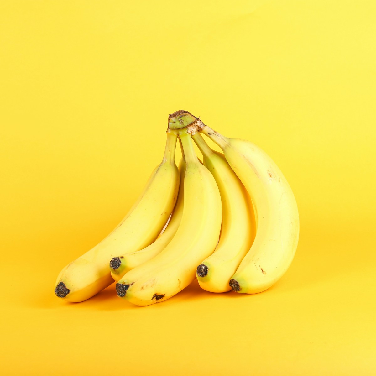Export-grade G9 Cavendish green-yellow banana hands packed for cold-chain transit