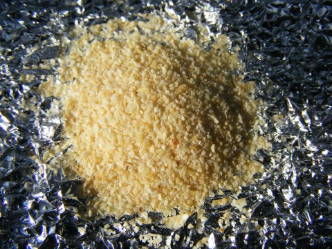 Consistent 0.5-1.0mm dehydrated garlic granules with dry gritty texture